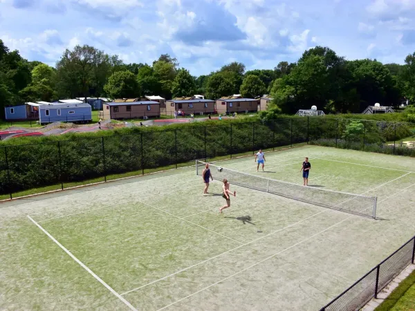 Spielen Sie Tennis oder Fußball auf dem Roan Camping de Twee Bruggen.