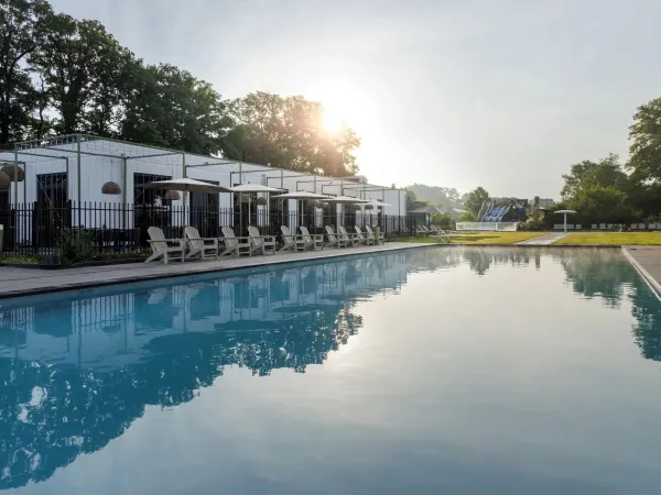 Übersicht über das beheizte Schwimmbad im Bistro 'Bij Rijck' auf dem Roan Camping de Twee Bruggen.