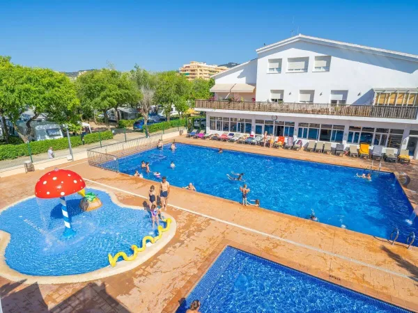 Übersicht über das Schwimmbad auf dem Roan Campingplatz Caballo de Mar.