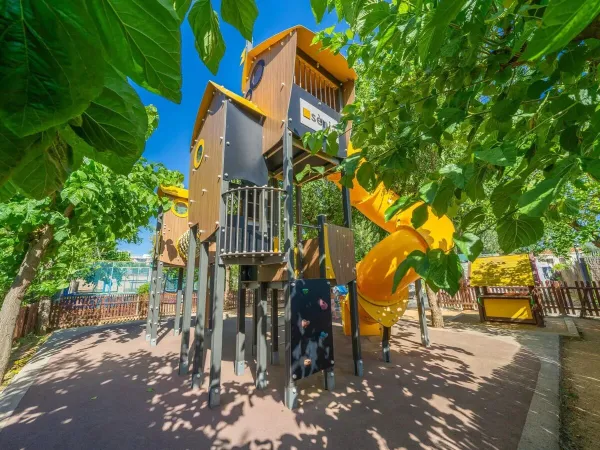 Spielplatz auf dem Campingplatz Roan in Caballo de Mar.