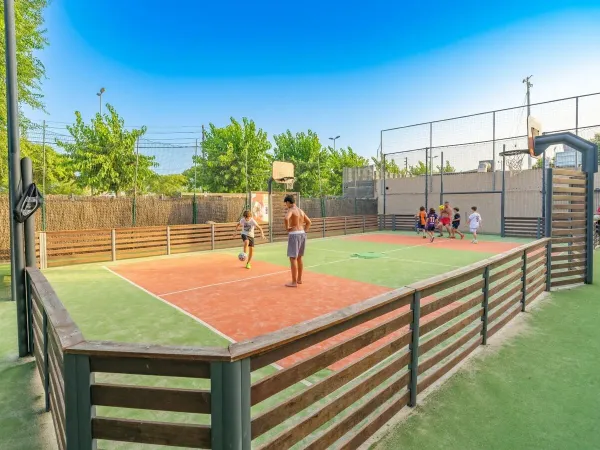 Fußballplatz auf dem Campingplatz Roan in Caballo de Mar.