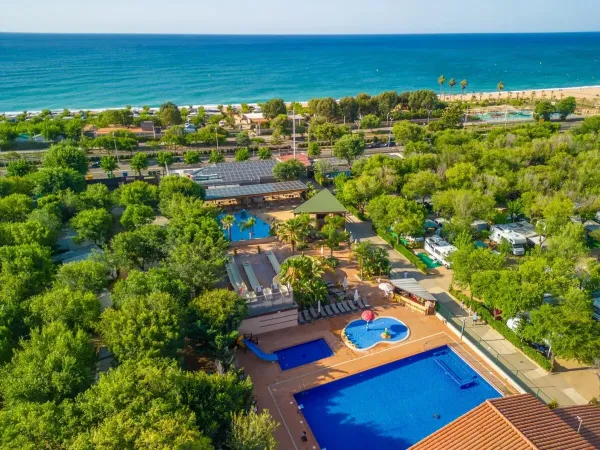 Überblick über den Pool und das Meer auf dem Roan Campingplatz Caballo de Mar.