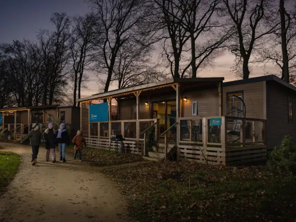 Kinder schlendern im Winter an den Mobilheimen auf dem Roan-Campingplatz Marilla Parks Kaatsheuvel vorbei.