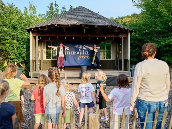 Entertainment Performance mit Kindern auf der Bühne des Roan Camping Marvilla Parks Kaatsheuvel.