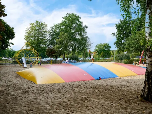 Kunststücke auf dem Lufttrampolin auf dem Roan-Campingplatz Marvilla Parks Kaatsheuvel.