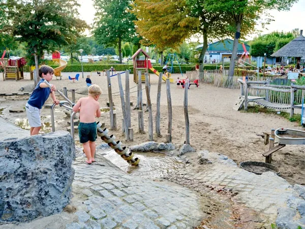 Im Sommer können Sie auf dem Spielplatz des Roan Camping Marvilla Parks Kaatsheuvel mit Wasser spielen.