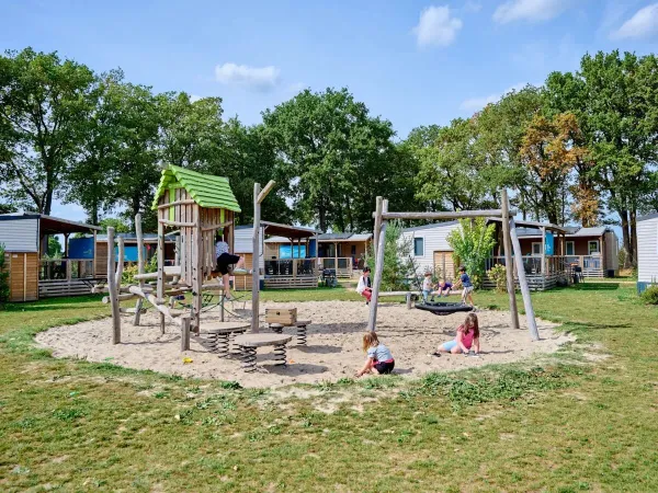 Der Spielplatz liegt direkt neben den Unterkünften auf dem Roan Camping Marvilla Parks Kaatsheuvel.
