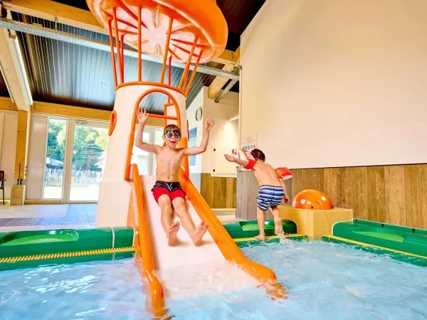 Rutschen Sie im Planschbecken des Roan-Campingplatzes Marvilla Parks Kaatsheuvel.