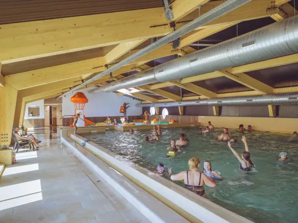 Beheiztes Hallenbad auf dem Roan-Campingplatz Marvilla Parks Kaatsheuvel.