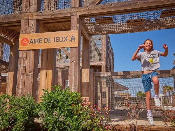 Die Spielgeräte des Campingplatzes Le Petit Mousse in Roan.