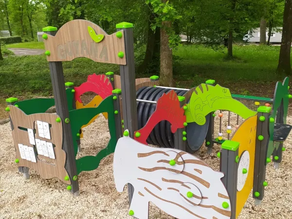 Ein Spielplatz auf dem Campingplatz Le Lac des Vieilles Forges in Roan.