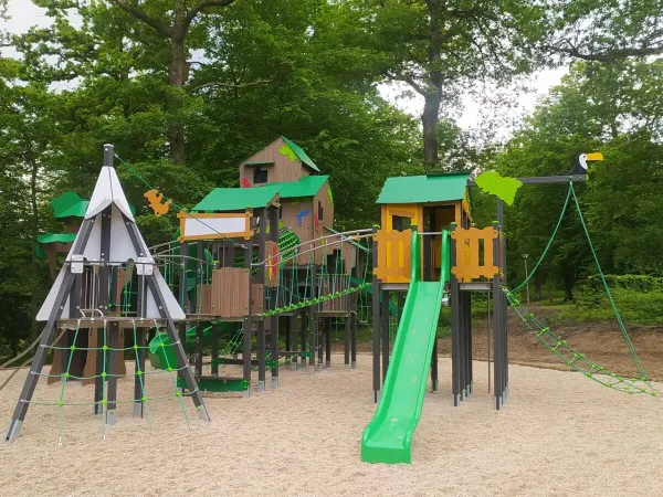 Ein lustiger Spielplatz mit Rutsche auf dem Campingplatz Roan Le Lac des Vieilles Forges.