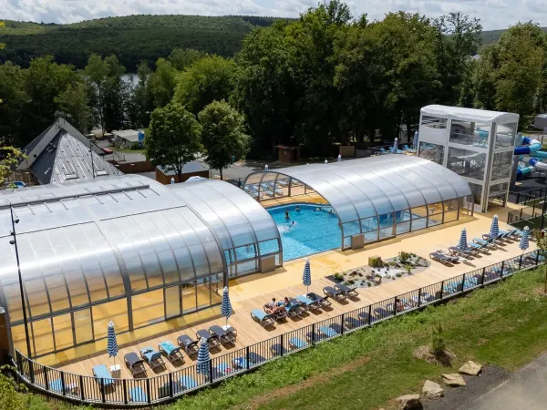 Das Schwimmbad und die Rutschen von Le Lac des Vieilles Forges.