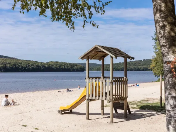 Kleiner Spielplatz am Sandstrand auf dem Campingplatz Roan Le Lac des Vieilles Forges.