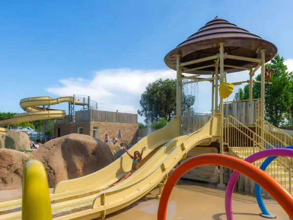 Ein Mädchen rutscht auf der Kinderrutsche des Campingplatzes Arinella Bianca in Roan.