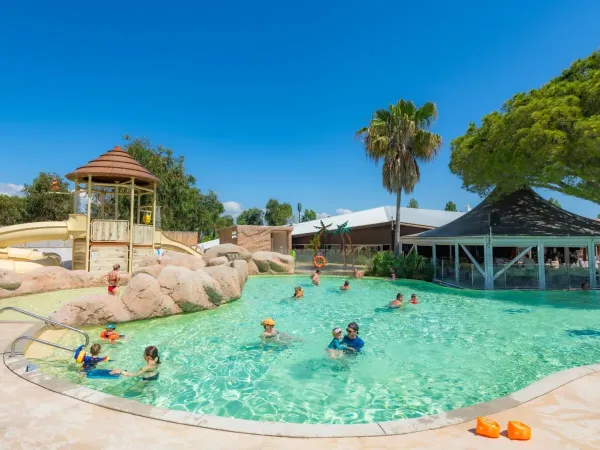 Ein Teil des Swimmingpools des Campingplatzes Arinella Bianca in Roan.