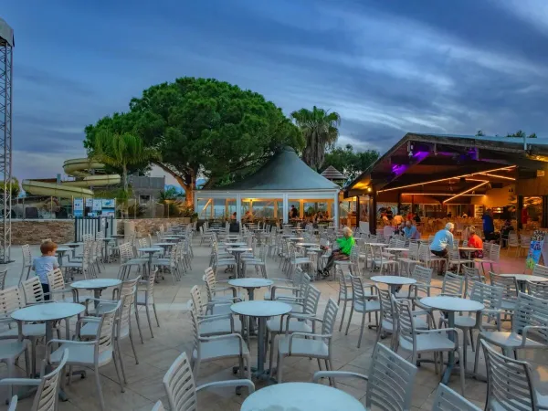 Terrasse des Campingplatzes Arinella Bianca in Roan.