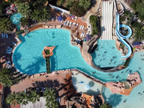 Blick von oben auf das Schwimmbad des Campingplatzes Roan Les Sables d'Or.