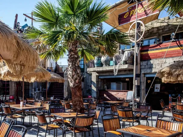 Stimmungsvolle Terrasse auf dem Roan-Campingplatz Les Sables d'Or.