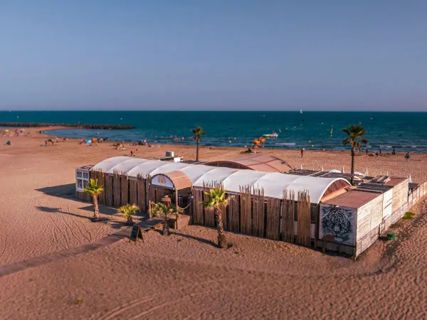 Überblick über den Strand und das Meer auf dem Campingplatz Roan Les Sables d'Or.