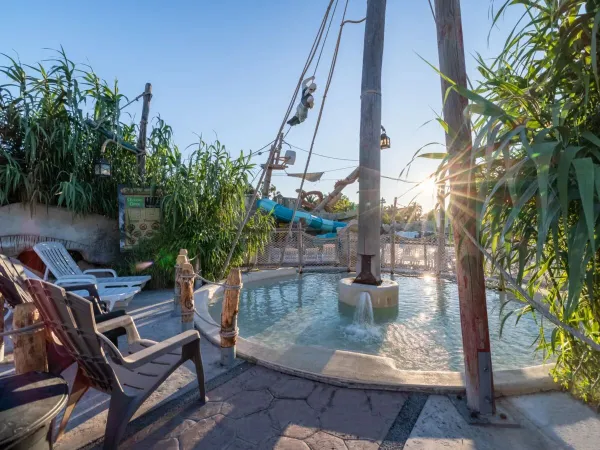 Kinderbecken mit Liegestühlen auf dem Campingplatz Roan Les Sables d'Or.