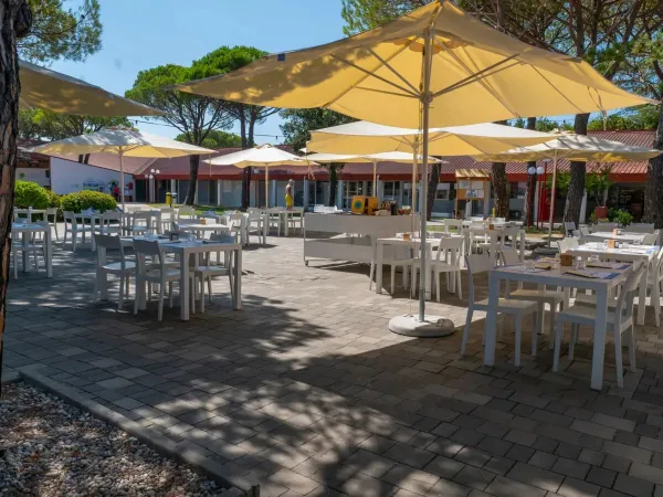 Terrasse beim Restaurant des Campingplatzes Roan Marina Julia Camping Village.