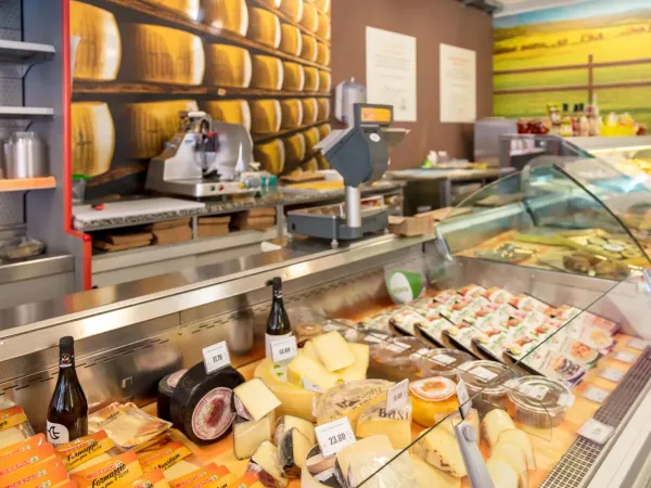 Leckerer Käse zu den Getränken auf dem Campingplatz Roan Marina Julia Camping Village.