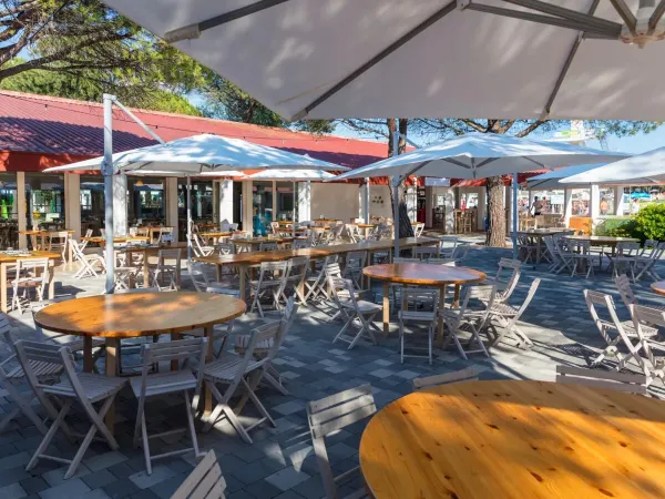 Eine gemütliche Terrasse auf dem Campingplatz Roan Marina Julia Camping Village.