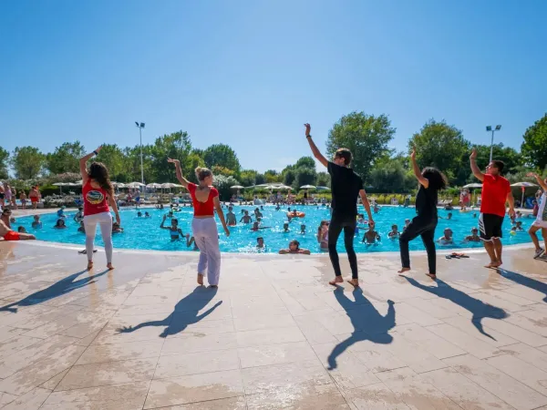 Das Animationsteam begeistert die Gäste mit Wassergymnastik.