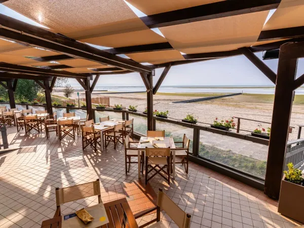 Restaurant mit Blick auf den Strand und das Meer auf dem Roan Campingplatz Tenuta Primero.