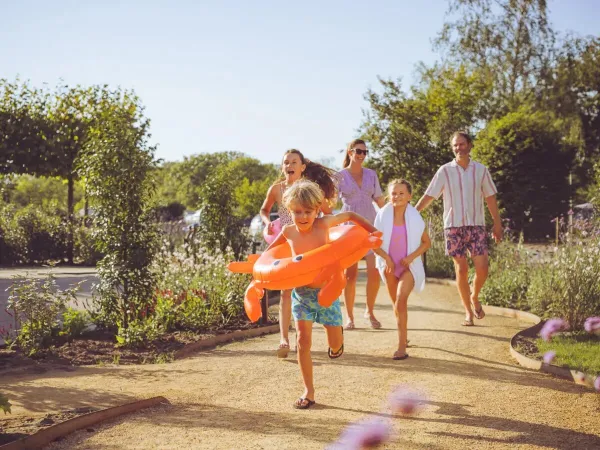 Die Familie läuft zum Pool.