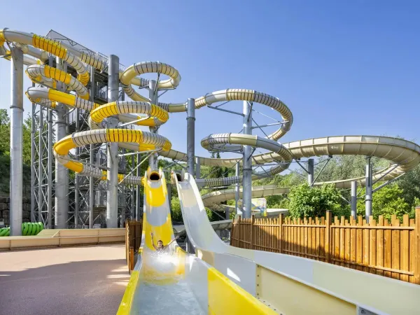 Spektakuläre Rutschen auf dem Campingplatz Roan Le Pommier.