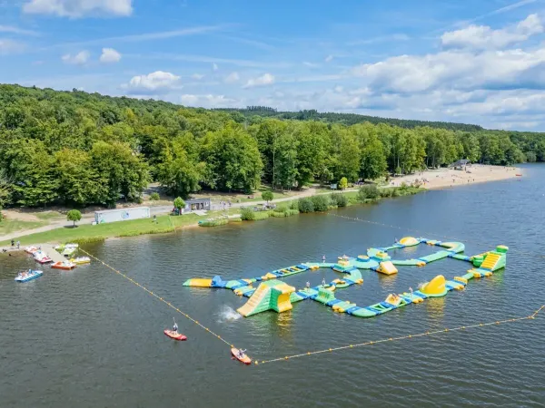 Das Luftkissen im See auf dem Roan Campingplatz Le Lac des Vieilles Forges.