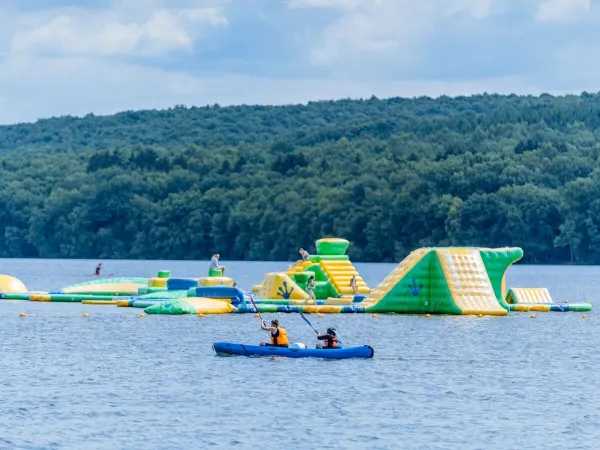Wasserspringen und Kanufahren auf dem See auf dem Campingplatz Roan Le Lac des Vieilles Forges.