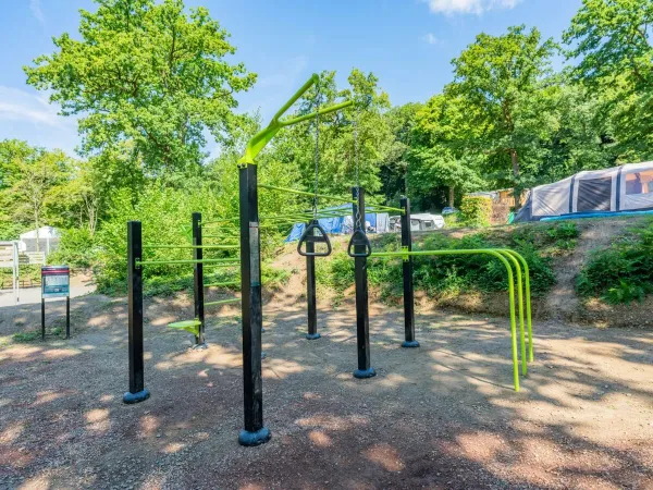 Outdoor-Fitness auf dem Roan-Campingplatz Le Lac des Vieilles Forges.