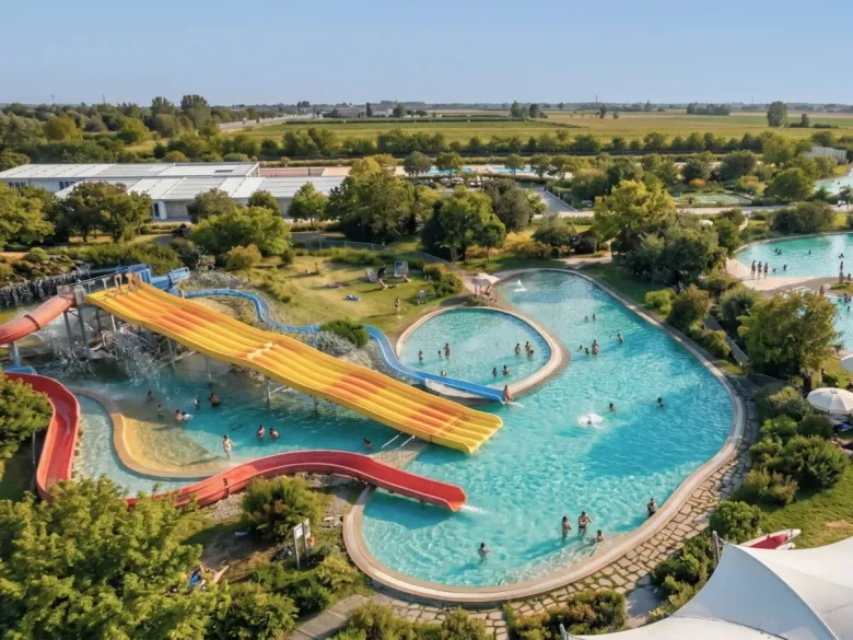 Ein animiertes Bild des Pools auf dem Campingplatz Roan hu Eraclea mare.