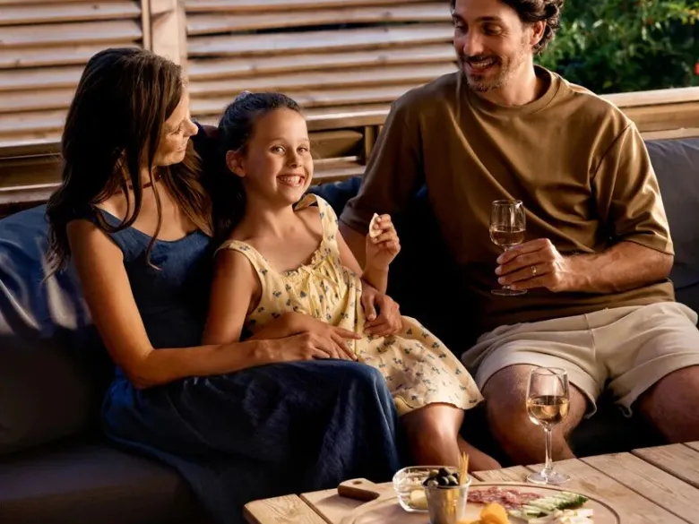 Die Familie entspannt sich auf dem Loungesofa im Roan Camping Butterfly.