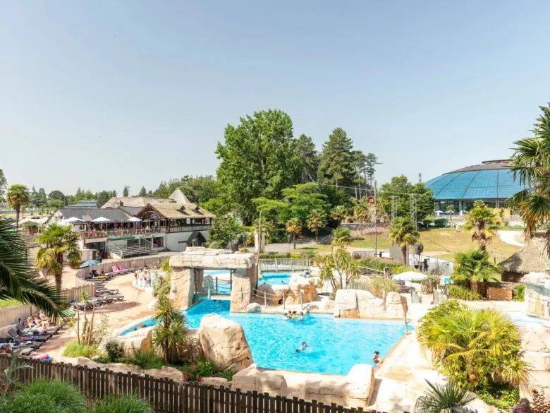 Übersicht über den Pool auf dem Campingplatz „Roan“ Domaine des Ormes.