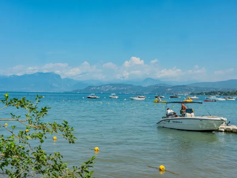 Blick auf den Gardasee vom Campingplatz „Roan“ Park Delle Rose aus.