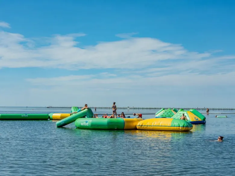 Hüpfburgen am Meer auf dem Campingplatz „Roan“ im „Villaggio Turistico Europa“.