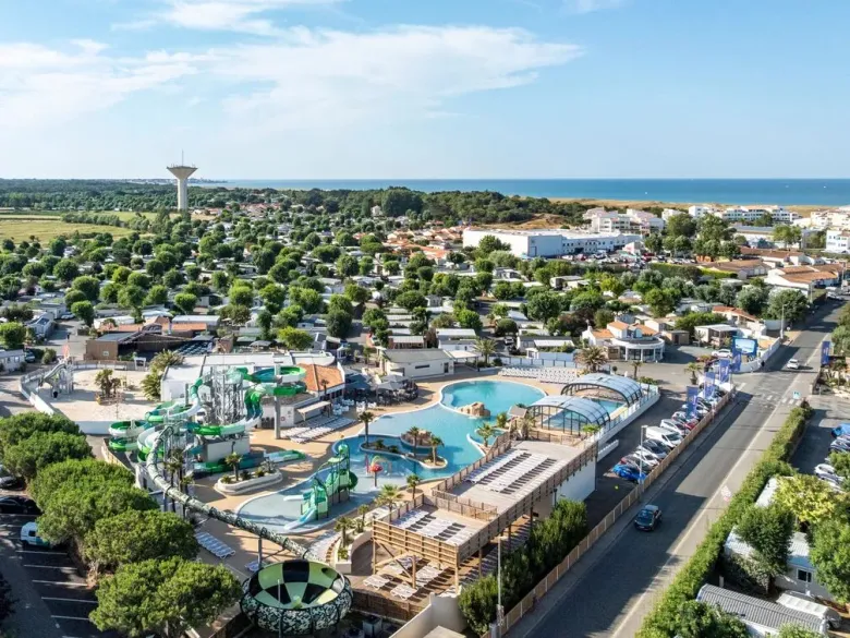 Das Schwimmbad mit tollen Rutschen und einem Wasserspielplatz auf dem Campingplatz „Le Domaine du Clarys“.