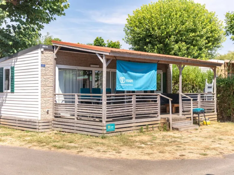 Die Premium-Plus-Lounge auf dem Campingplatz „Le Domaine du Clarys“ in Roan.