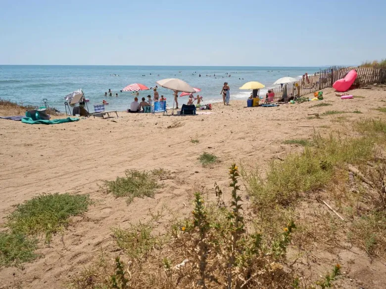 Die Gäste genießen den Strand auf dem Campingplatz „Le Petit Mousse“ in Roan.