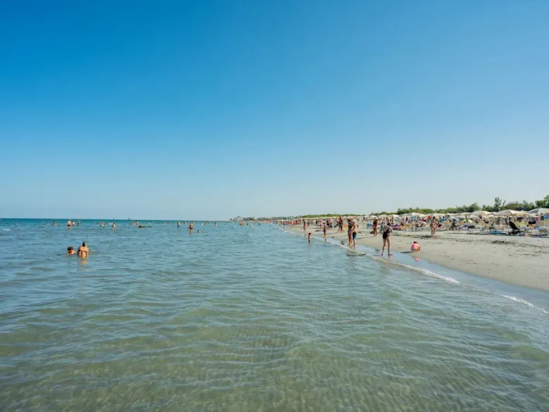 Strandszene am Roan Camping Adriano Family Collection.