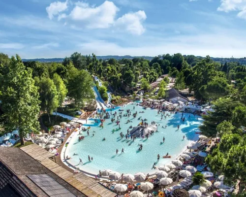 Übersicht Lagunenpool mit Wasserrutschen auf dem Campingplatz Roan Altomincio.