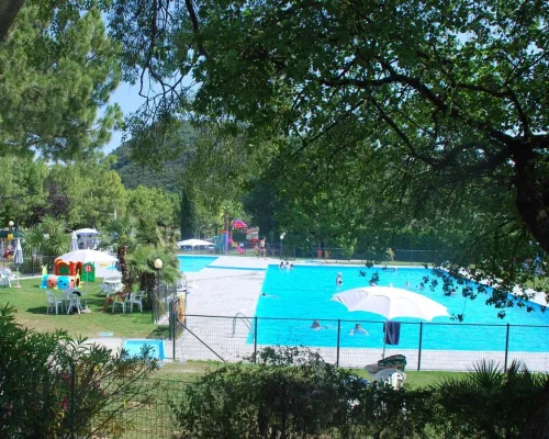 Übersicht über das Schwimmbad auf dem Campingplatz Roan La Rocca Manerba.