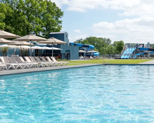 Beheiztes Freibad mit 4 Wasserrutschen auf dem Roan Camping De Twee Bruggen.