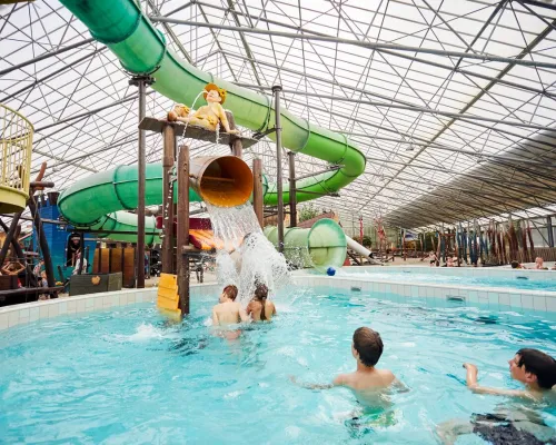 Hallenbad mit Rutsche auf dem Roan Camping Terspegelt.