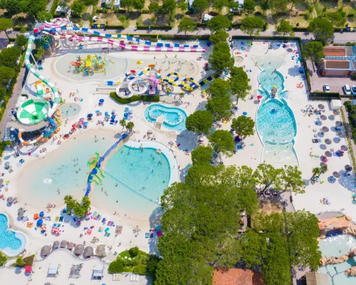 Übersicht Poolanlage des Campingplatzes Roan Union Lido Mare.