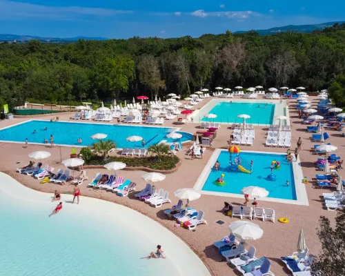 Der Poolkomplex auf dem Campingplatz Roan in Montescudaio